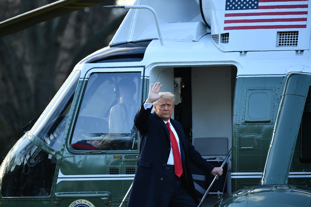 De saída, o presidente, Donald Trump, acena para fotógrafos enquanto deixa a Casa branca pela última vez - 20/01/2021