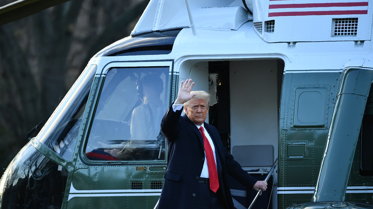 De saída, o presidente, Donald Trump, acena para fotógrafos enquanto deixa a Casa branca pela última vez - 20/01/2021