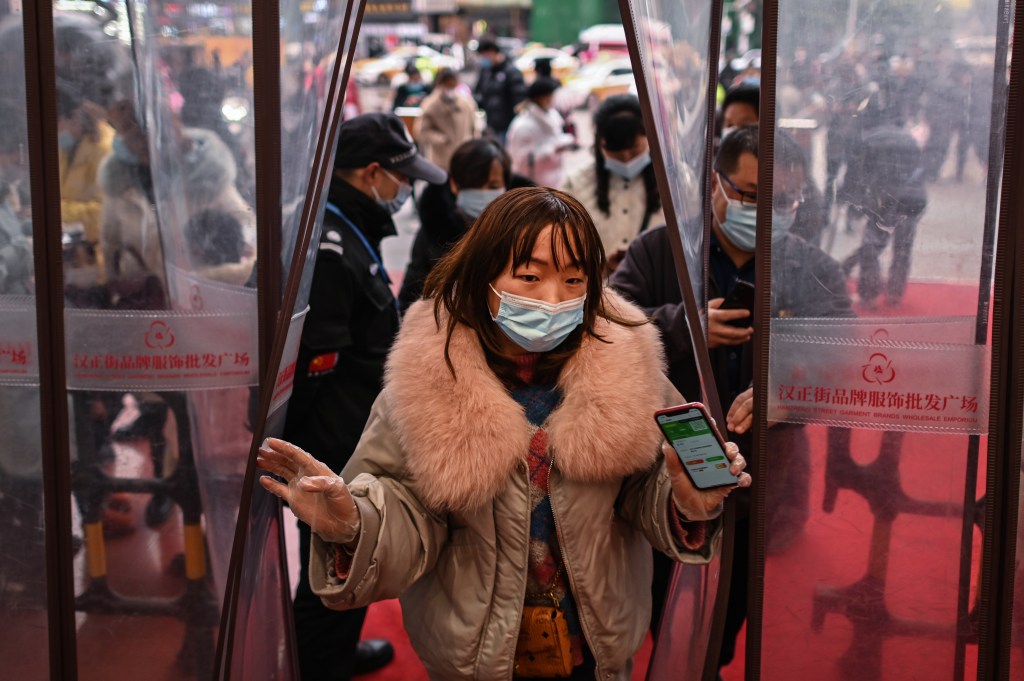Mulher com máscara em shopping em Wuhan, China. 22/01/2021