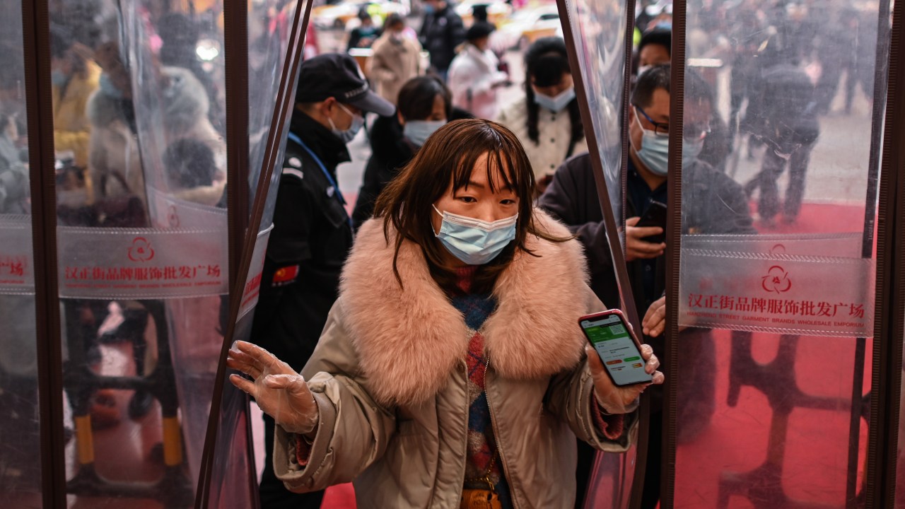 Mulher com máscara em shopping em Wuhan, China. 22/01/2021