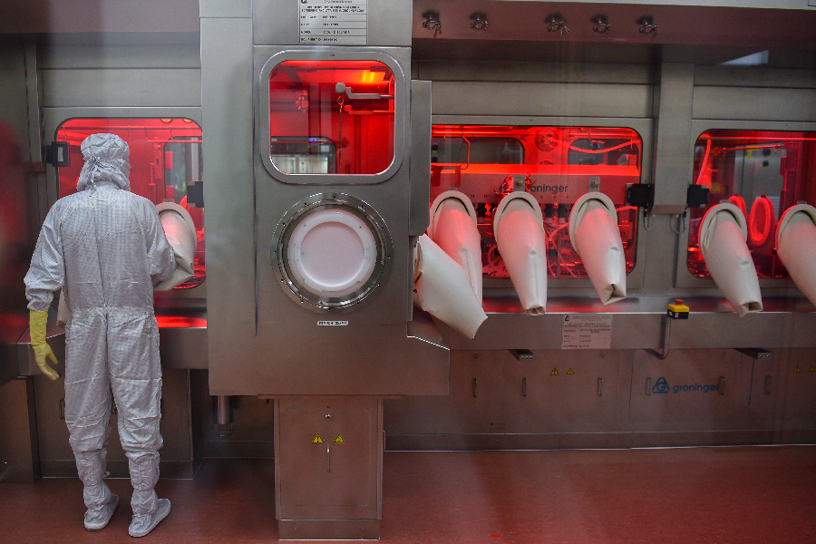 Funcionário do Instituto Serum, da Índia, que fabrica, a vacina contra a Covid-19 desenvolvida pela AstraZeneca e a Universidade de Oxford 22/01/2021 -
