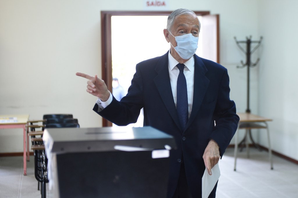 Portuguese President and centre-right presidential candidate Marcelo Rebelo de Sousa arrives to cast his ballot for the Portuguese presidential election at a polling station in Celorico de Basto on January 24, 2021. - Portugal is voting despite the country's pandemic lockdown in a presidential election widely expected to see centre-right incumbent Marcelo Rebelo de Sousa win another term. (Photo by MIGUEL RIOPA / AFP)