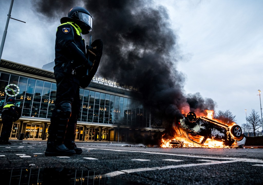 Carro é incendiado em Eindhoven após protestos contra o toque de recolher instaurado na Holanda - 24/01/2020
