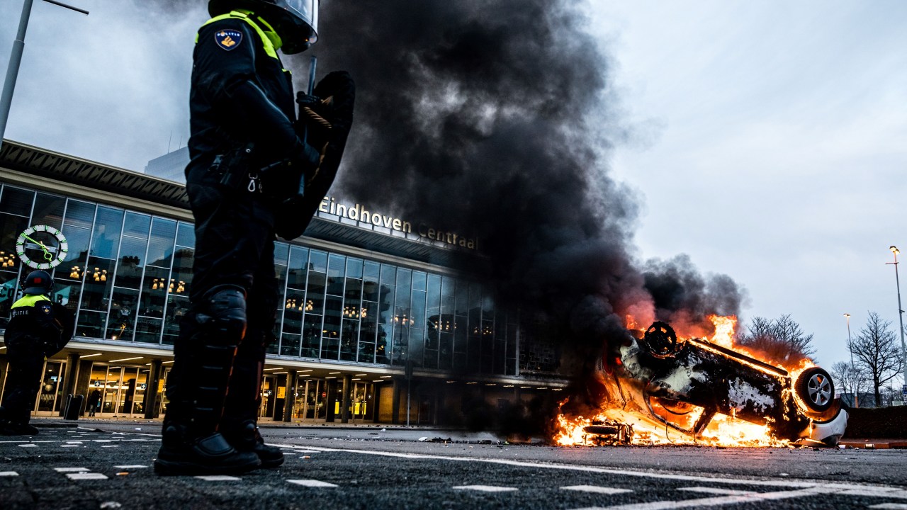 Carro é incendiado em Eindhoven após protestos contra o toque de recolher instaurado na Holanda - 24/01/2020