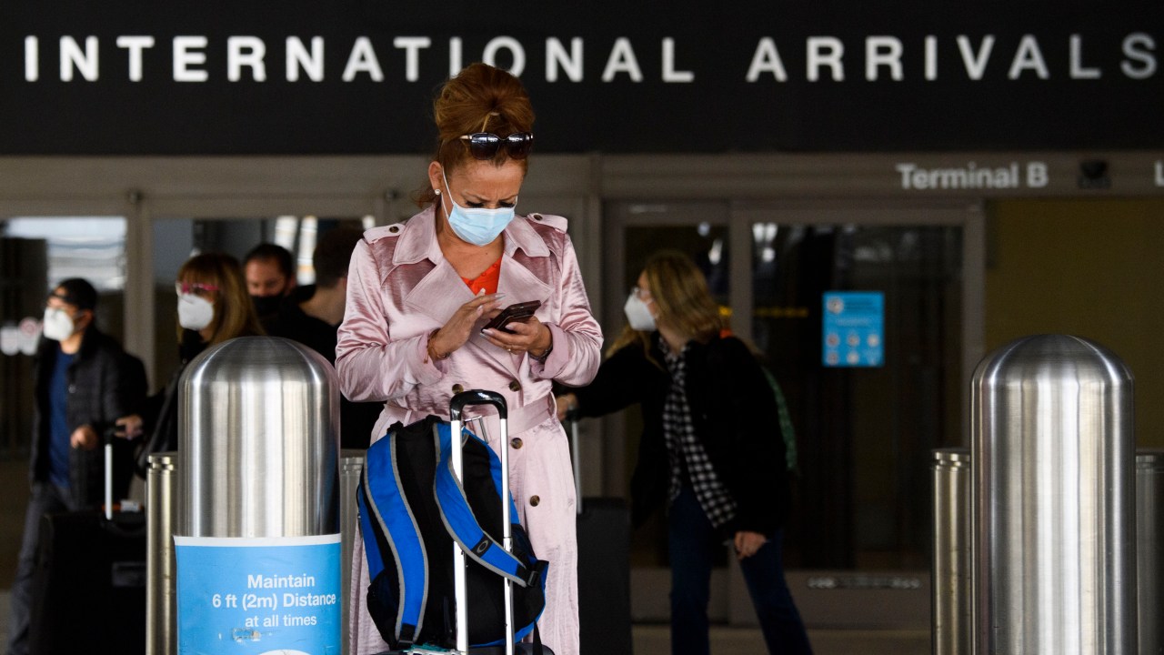 Mulher com máscara vista no Aeroporto Internacional Tom Bradley, em Los Angeles. 25/01/2021