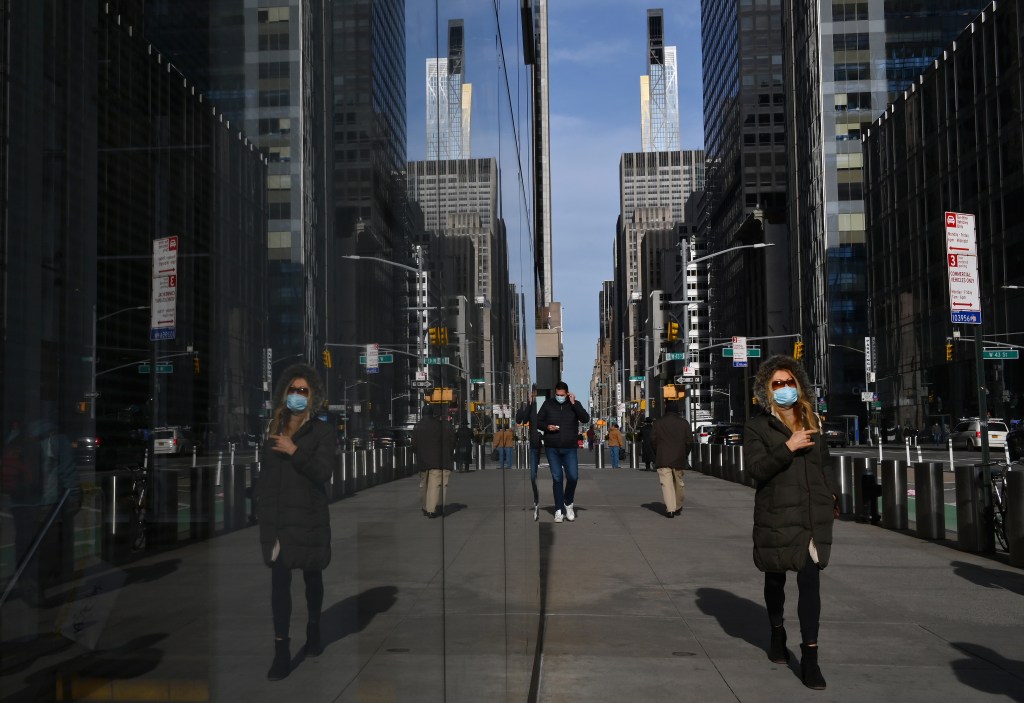 Pessoas caminham em Manhattan, Nova York. 25/01/2021