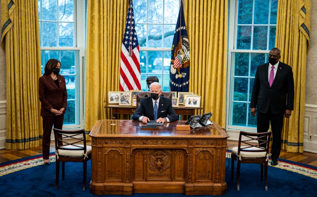 Presidente dos EUA, Joe Biden, ao lado de vice-presidente, Kamala Harris, e secretário da Defesa, Lloyd Austin, na Casa Branca. 25/01/2020