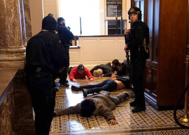 Manifestantes são presos dentro do Capitólio, após invasão durante a sessão de certificação de Joe Biden como presidente dos Estados Unidos
