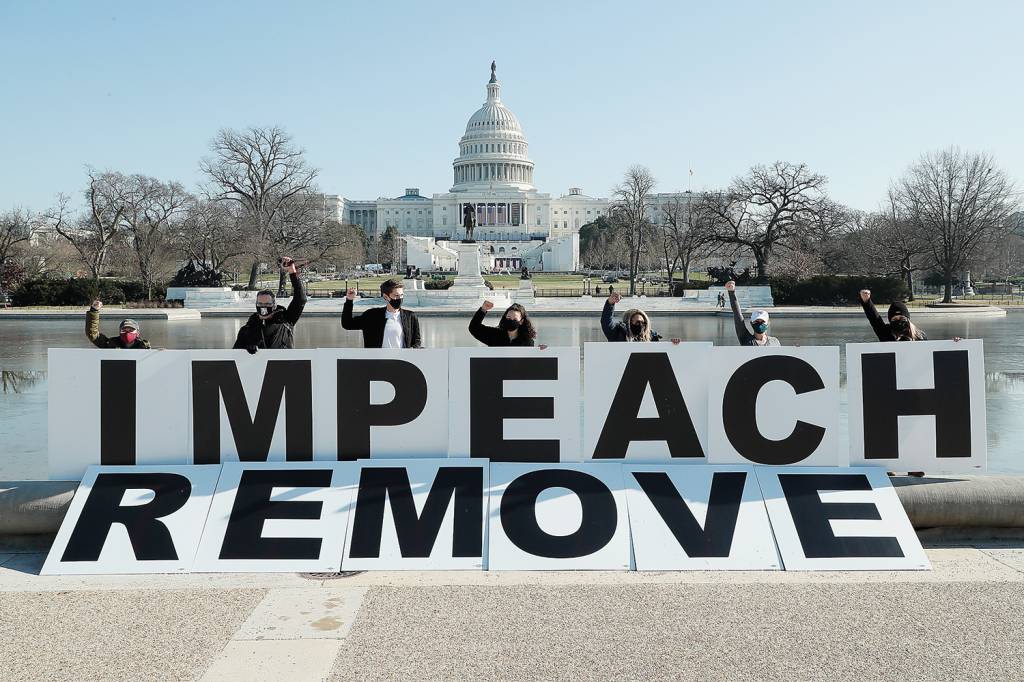 PASSO À FRENTE - Cartaz pró-afastamento: o julgamento será depois da posse de Biden, com o Senado dividido ao meio -