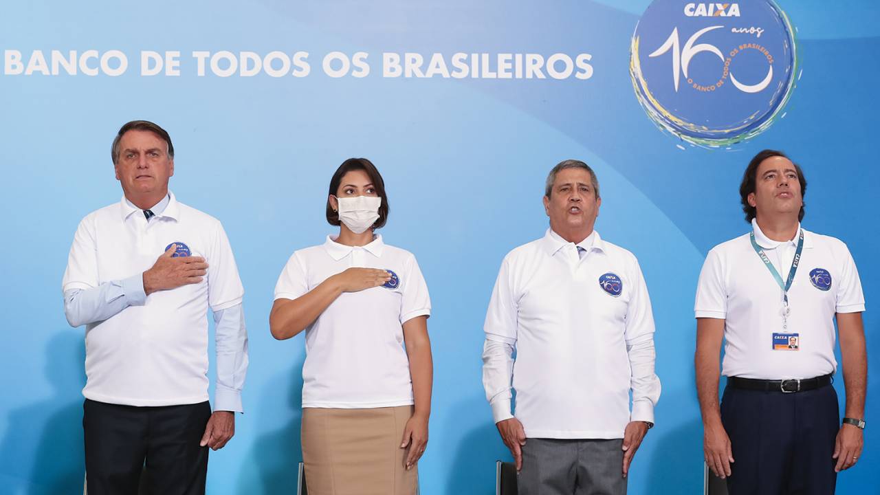 SEPARAÇÃO - Bolsonaro e a primeira-dama Michelle: divergência sobre a necessidade do uso da máscara -
