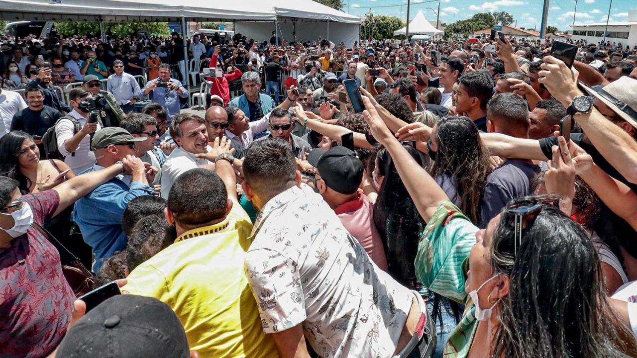 RECEPÇÃO - Bolsonaro: o presidente é saudado por moradores em Coribe (BA) ao chegar a inauguração de obra -