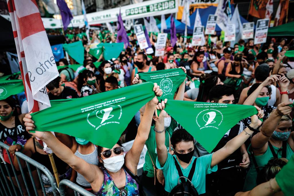 El Senado argentino comienza a debatir la ley del aborto VITÓRIA - Argentina: manifestantes celebram aprovação de lei que permite interromper gravidez nas primeiras catorze semanas -