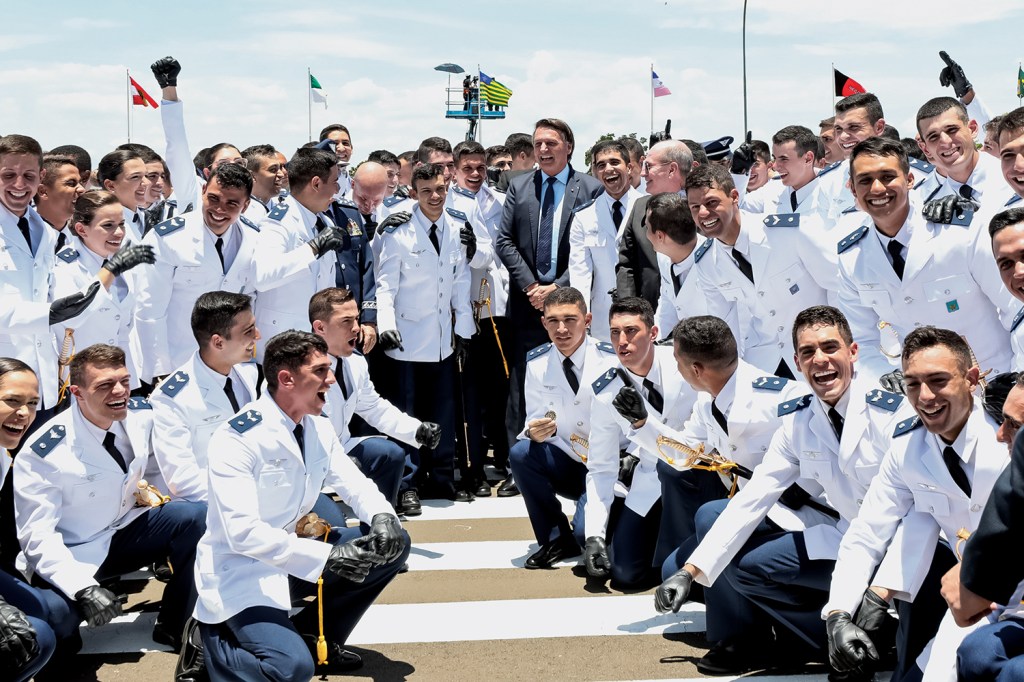 PADRINHO - Bolsonaro: presença cada vez mais constante nas formaturas de policiais e militares -