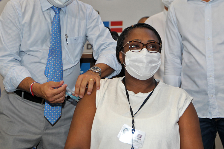 Maria Angélica de Carvalho Sobrinha, enfermeira do Instituto Couto Maia, recebe aplicação da primeira vacina contra a Covid-19, na Bahia -
