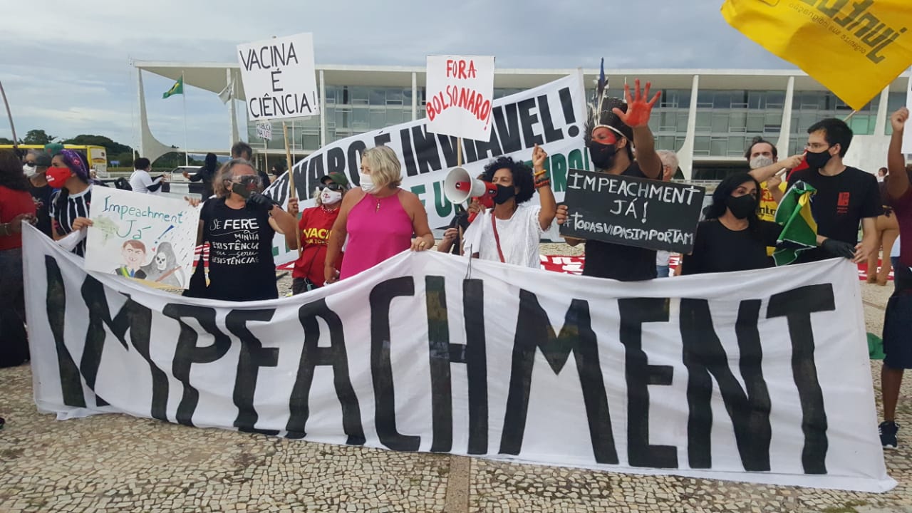 Protesto em Brasília pelo impeachment do Bolsonaro.