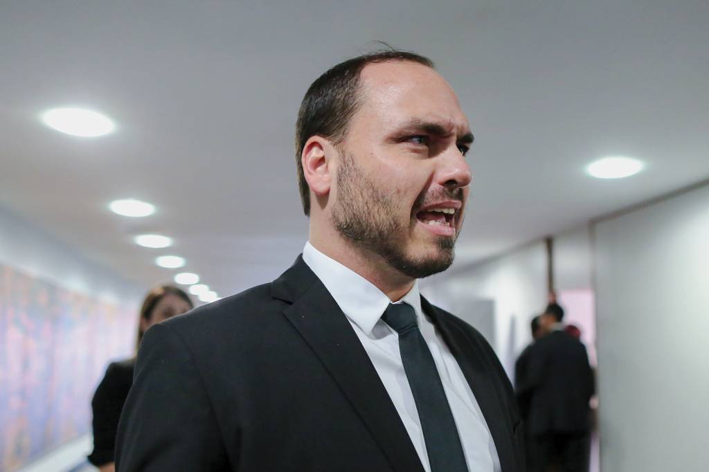 A bronca de Carlos Bolsonaro com a mais recente pesquisa para presidente