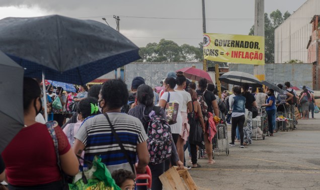 Fila para a retirada de alimentos na Ceagesp, em São Paulo -