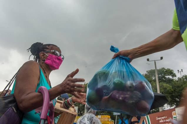Alimentos sendo distribuídos na Ceagesp, em São Paulo - Alimentos sendo distribuídos na Ceagesp, em São Paulo -