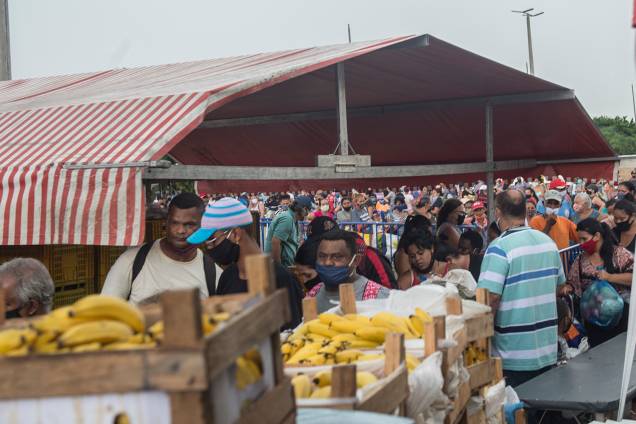 Fila para a retirada de alimentos na Ceagesp, em São Paulo - Fila para a retirada de alimentos na Ceagesp, em São Paulo -