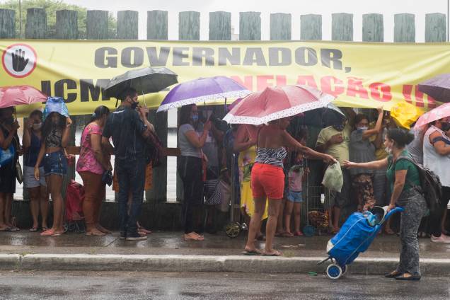 Sob chuva, muitos ainda esperavam para entrar na Ceagesp para retirar seus kits - Sob chuva, muitos ainda esperavam para entrar na Ceagesp para retirar seus kits -
