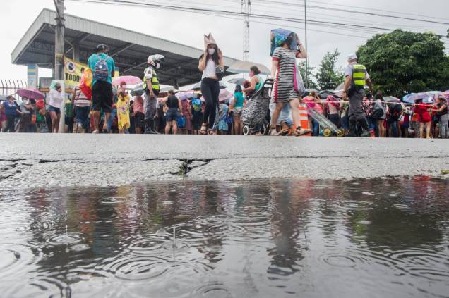 Sob chuva, muitos ainda esperavam para entrar na Ceagesp para retirar seus kits - Sob chuva, muitos ainda esperavam para entrar na Ceagesp para retirar seus kits -