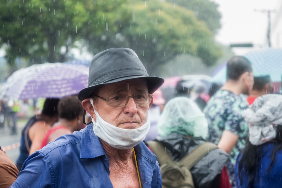 Sob chuva, muitos ainda esperavam para entrar na Ceagesp para retirar seus kits -