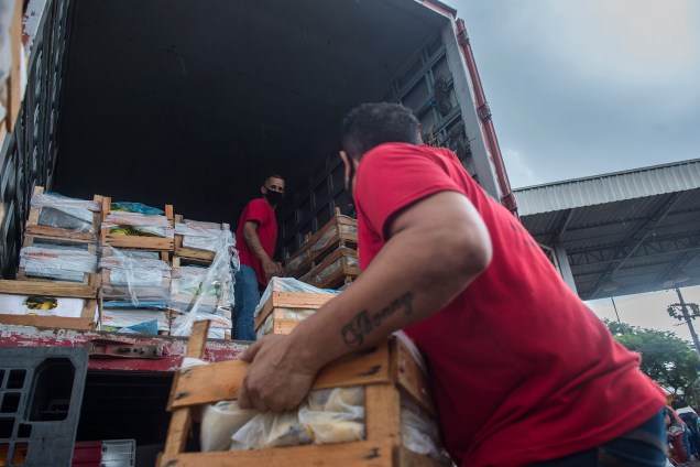 Distribuição de alimentos na Ceagesp, em São Paulo -