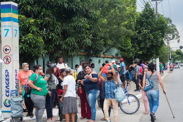 Fila para a retirada de alimentos na Ceagesp, em São Paulo - Fila para a retirada de alimentos na Ceagesp, em São Paulo -
