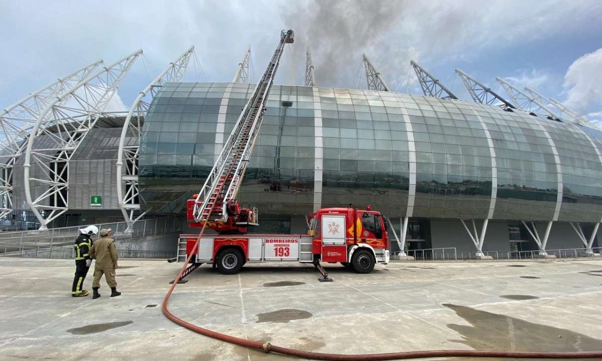 Bombeiros tentam controlar incêndio na Arena Castelão, em Fortaleza