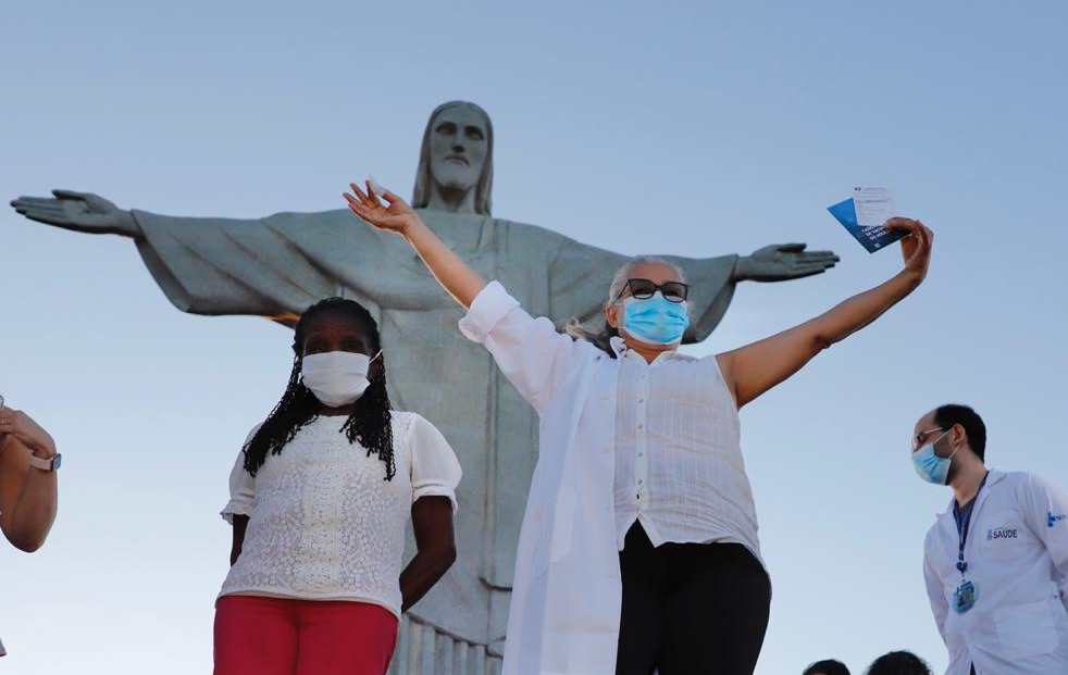 À esquerda, técnica de enfermagem Dulcinea da Silva Lopes; à direita, a idosa Terezinha da Conceição, primeiras vacinadas no Rio