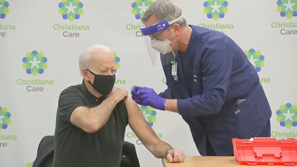Joe Biden recebe a segunda dose da vacina contra o coronavírus
