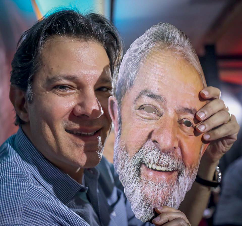 PIORA - Haddad com máscara de Lula: a dupla oscila para baixo e está longe de ameaçar a liderança de Bolsonaro -