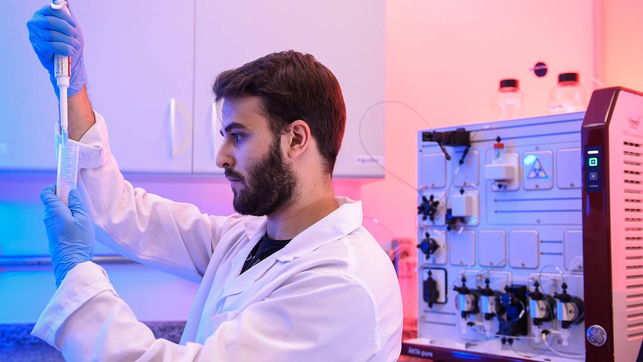 VACINA BRASILEIRA - Pesquisador da UFMG analisa amostras em laboratório: a vacina pode ser adotada após a primeira fase de imunização -