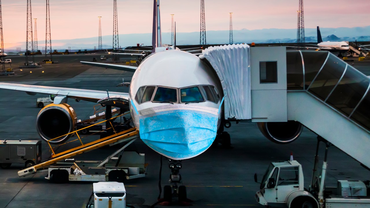 avião com máscara