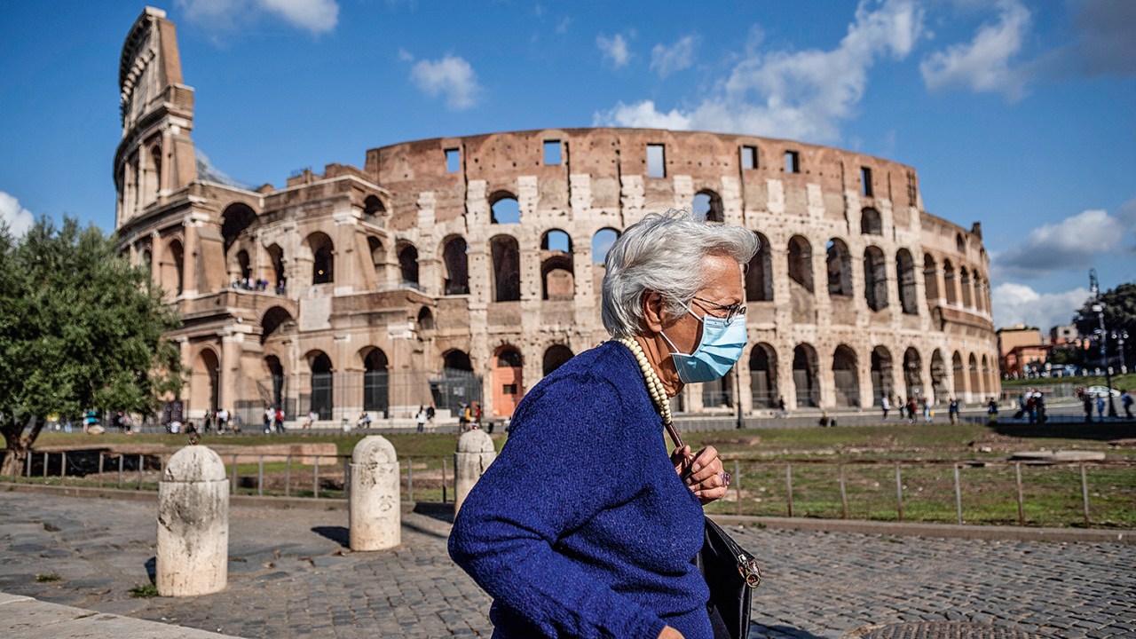 Mulher com máscara em frente ao Coliseu, em Roma. 01/10/2020