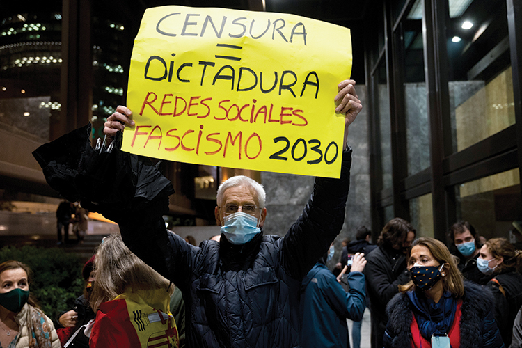 PROTESTO - Na Espanha: manifestante compara “censura” às redes sociais com ditadura -