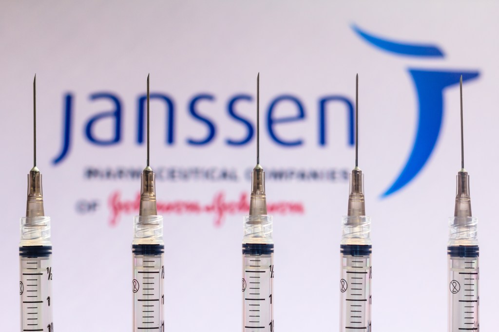 Janssen negociou mais de 500 milhões de vacinas; Brasil está de fora - Vacina contra Covid-19 Janssen