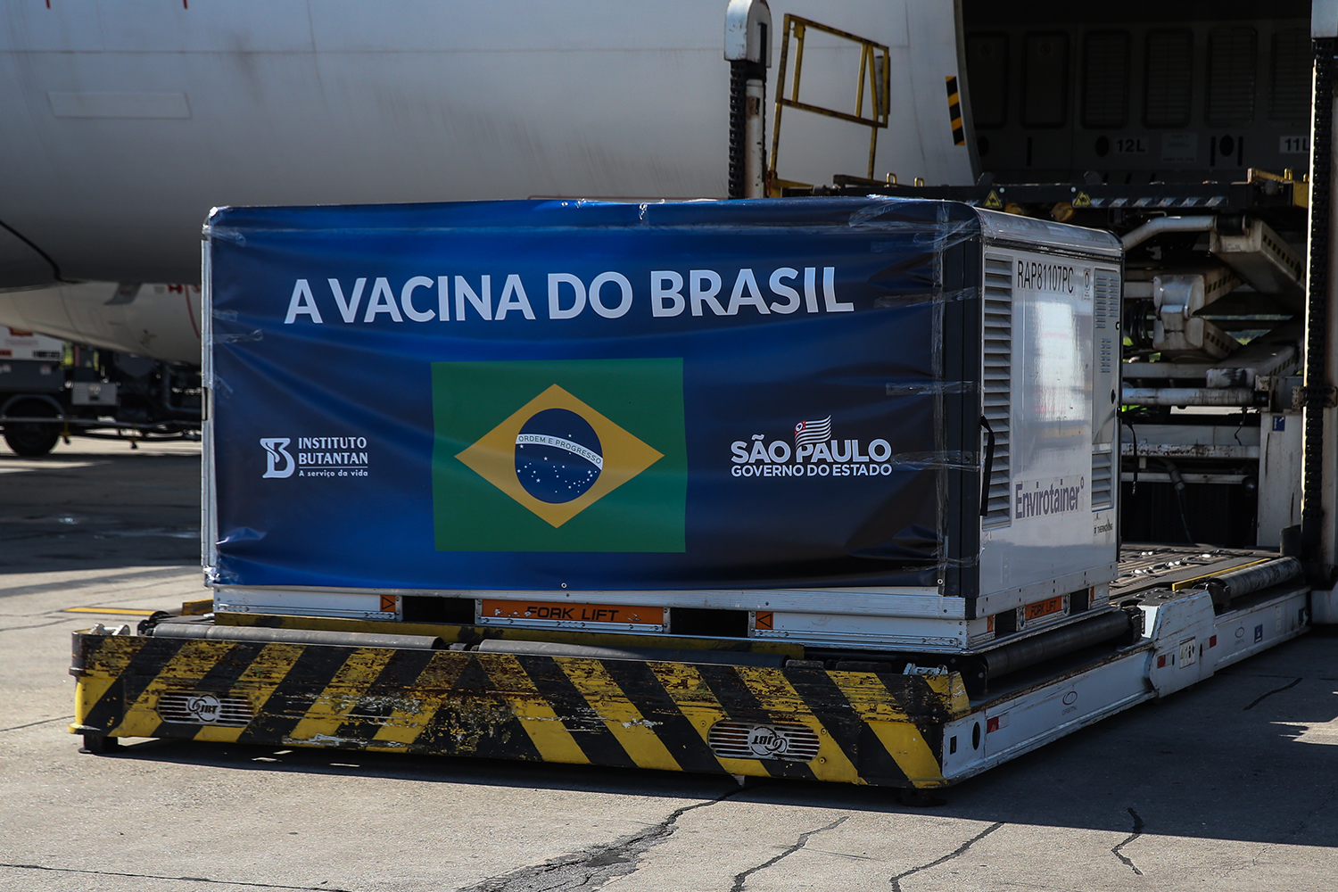 PROGRAMA ABRANGENTE - Chegada de vacinas ao Brasil: o país não pode desprezar nenhum produto disponível -