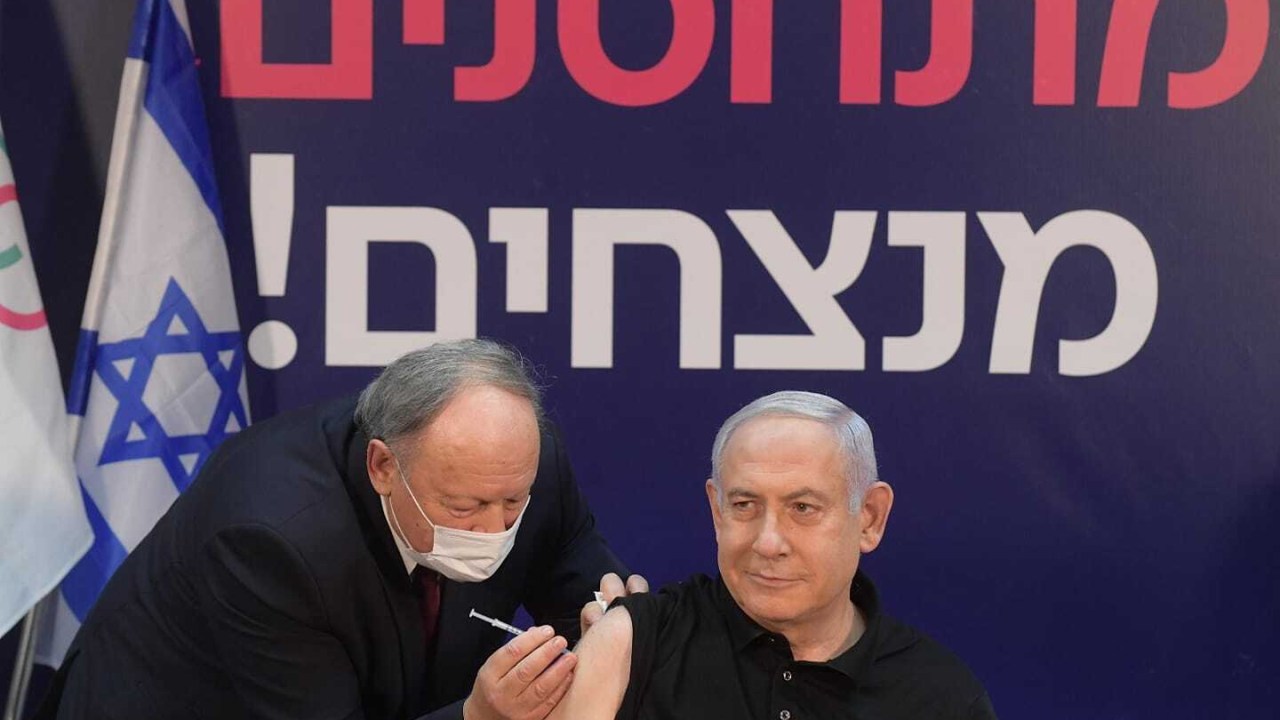 Primeiro-ministro de lsrael, Benjamin Netanyahu, recebe vacina em Tel Aviv