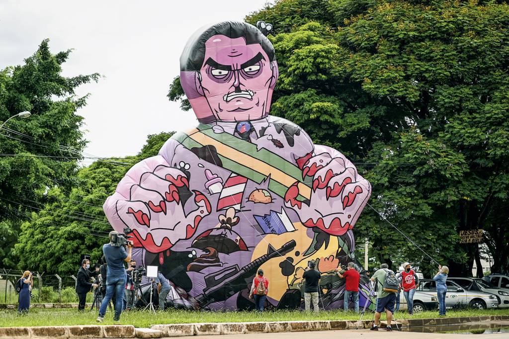 ALVO - Protesto no Distrito Federal: grupo infla um boneco do presidente Jair Bolsonaro em frente ao prédio da Anvisa -