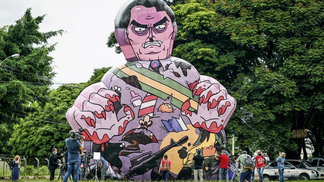 ALVO - Protesto no Distrito Federal: grupo infla um boneco do presidente Jair Bolsonaro em frente ao prédio da Anvisa -