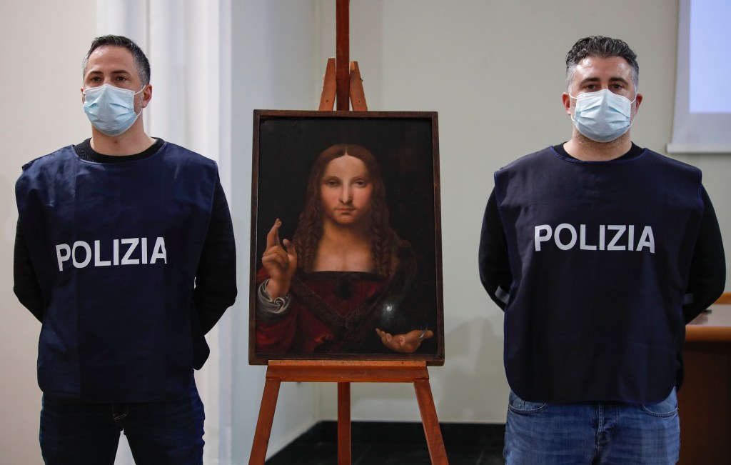 Policiais posam ao lado de cópia recuperada de 'Salvator Mundi', de Leonardo da Vinci