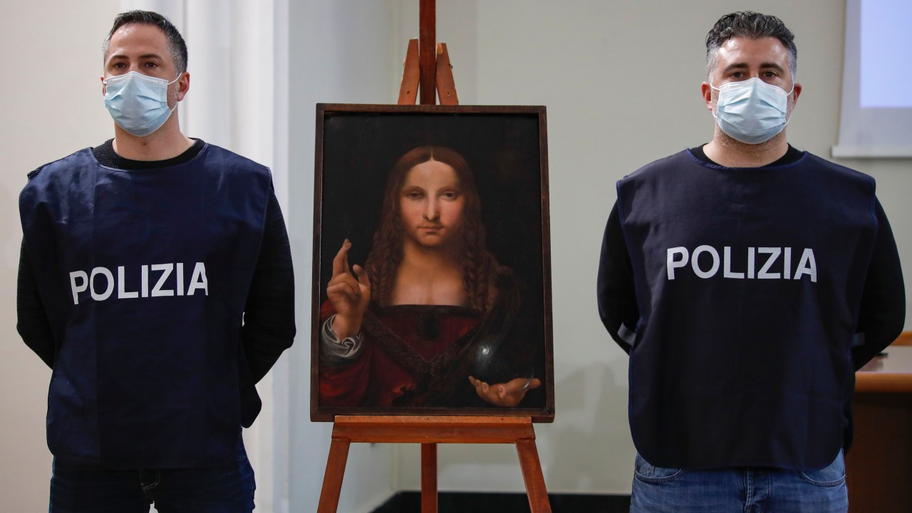 Policiais posam ao lado de cópia recuperada de 'Salvator Mundi', de Leonardo da Vinci