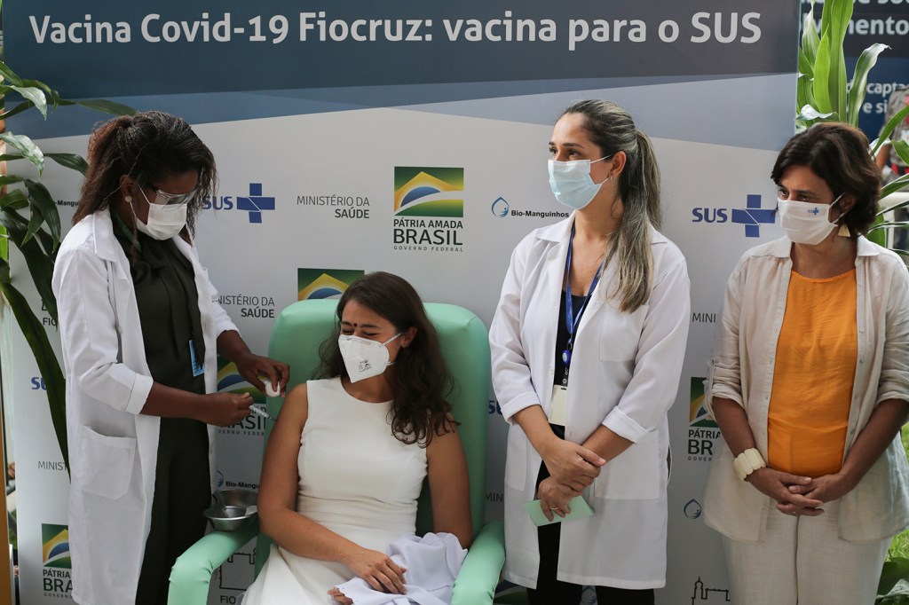 A pesquisadora Sarah Ananda Gomes é uma das primeiras a receber a vacina Astrazeneca/Oxford, na Fundação Osvaldo Cruz, no Rio de Janeiro -