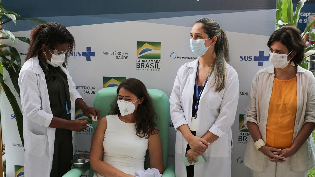 A pesquisadora Sarah Ananda Gomes é uma das primeiras a receber a vacina Astrazeneca/Oxford, na Fundação Osvaldo Cruz, no Rio de Janeiro -