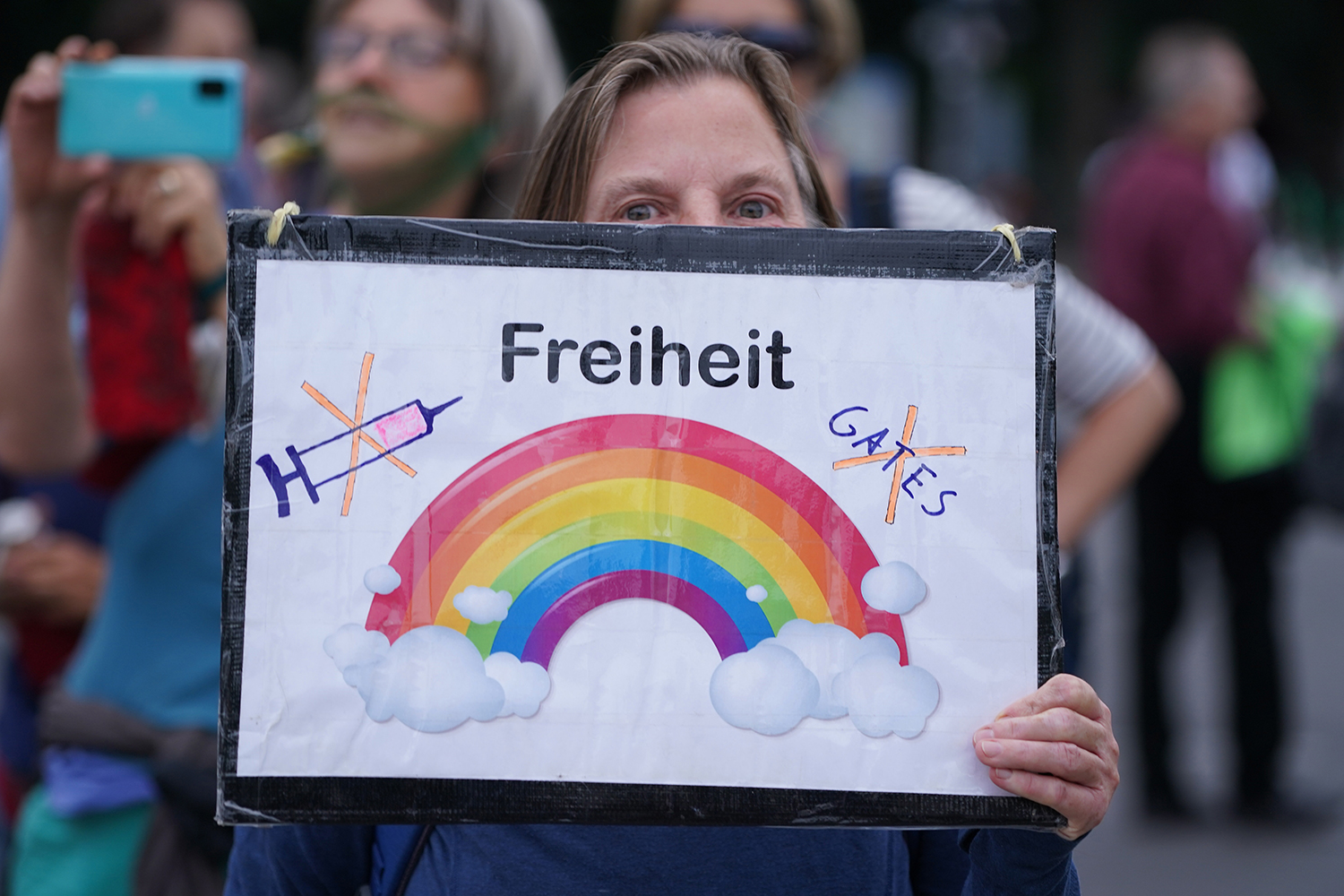 PROTESTOS - Manifestante antivacina na Alemanha: a disseminação de informações falsas pode ter graves consequências sobre a saúde pública -
