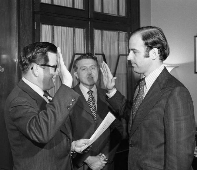 Joe Biden faz juramento antes de ser empossado como Senador em 1972