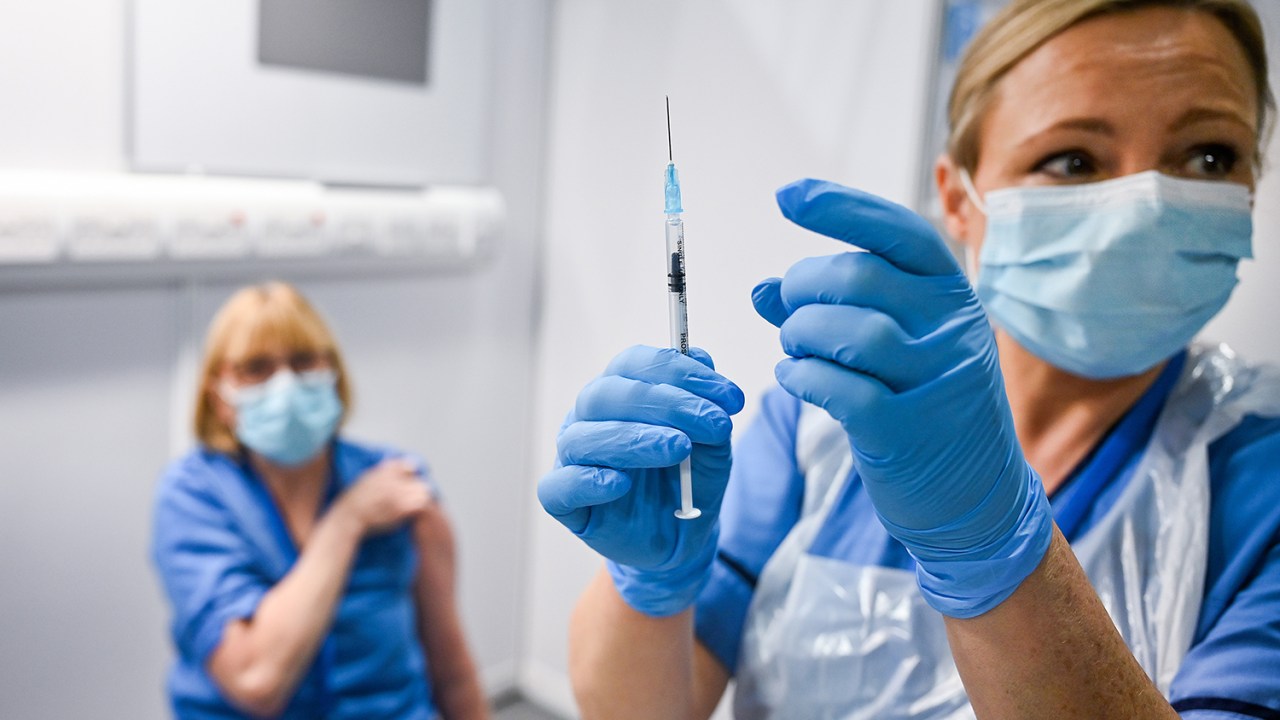 VIGILÂNCIA - Monitoramento contínuo: pesquisas seguem avaliando ação das vacinas sobre mutações do vírus -