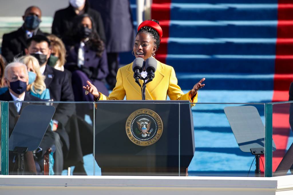 Amanda Gorman, poeta laureada da juventude, durante cerimônia de posse de Joe Biden