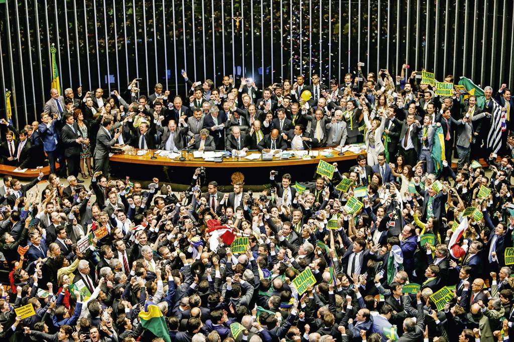 “TCHAU, QUERIDA” - Deputados em festa: liderada por Eduardo Cunha, a Câmara abre processo contra Dilma -